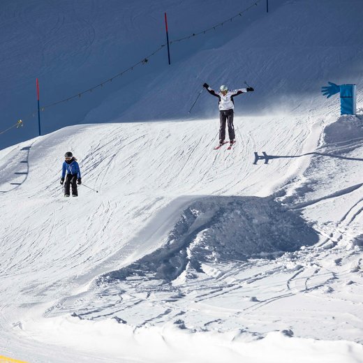Kinder springen über Schanzen bei der Kids Funslope  | © Bergbahnen Fieberbrunn