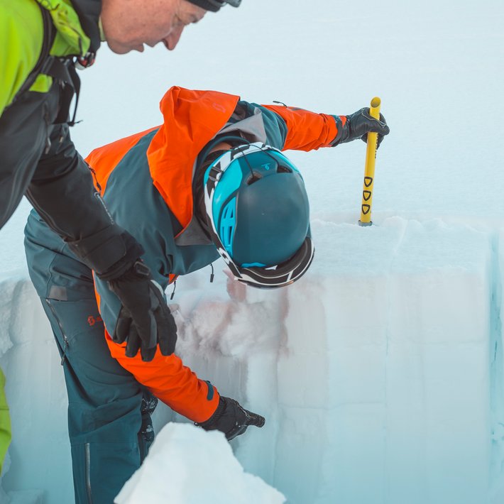 Lawinenkommssion testet den Schnee | © Bergbahnen Fieberbrunn