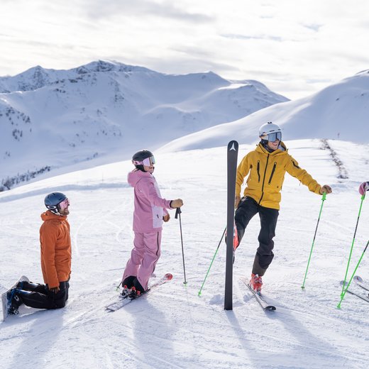 Vier Freunde gehen Skifahren | © Bergbahnen Fieberbrunn
