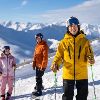 Drei Freunde machen ein Selfie auf der Piste | © Bergbahnen Fieberbrunn