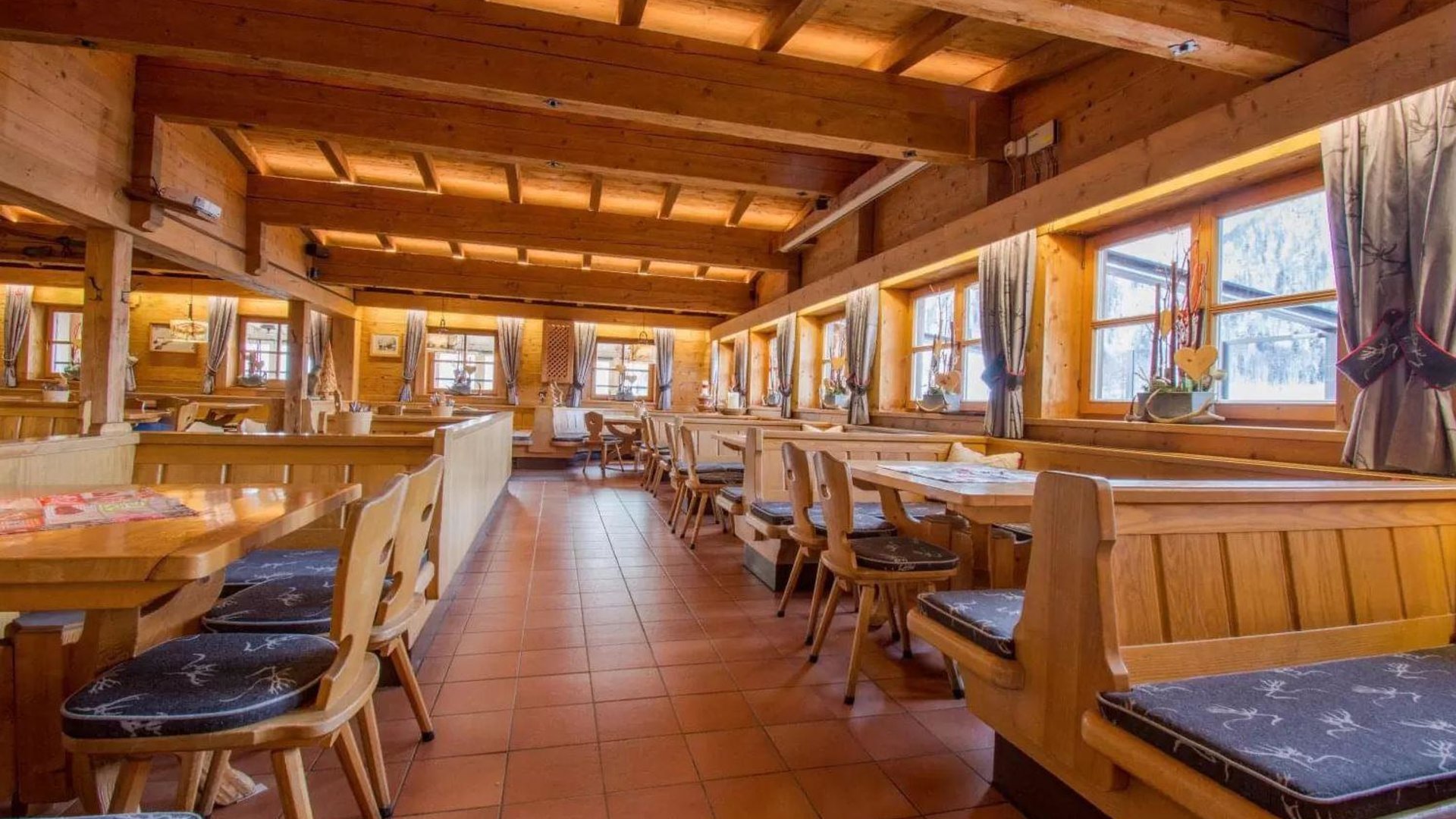 Streuböden Alm Innenansicht (1)