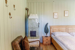 Uriger Kachelofen im Schlafzimmer