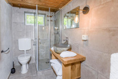 Badezimmer mit Steinwaschbecken