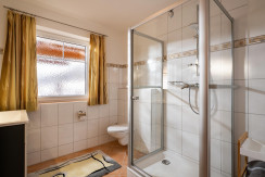 Badezimmer mit Dusche