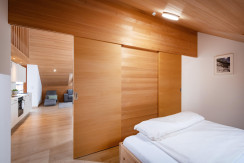 Schlafzimmer mit Blick auf die Küche