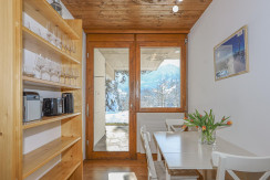 voll ausgestattete Küche mit Frühstücksecke