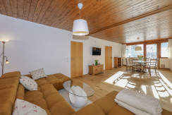 großzügiges Wohnzimmer mit Essecke