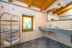 Bad mit Dusche und Doppelwaschtisch