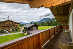 Blick vom Balkon Richtung Bauernhaus