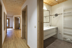 Hausgang mit Blick ins Badezimmer