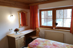 Schlafzimmer 1 mit Schreibtisch