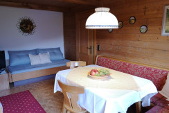 Gemütliche Küche mit Sofa