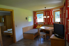 Aufenthaltsraum mit Blick in das Schlafzimmer