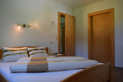 Türe in den Aufenthaltsraum & Badezimmer