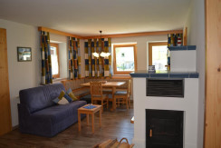 Aufenthaltsraum mit Kachelofen 