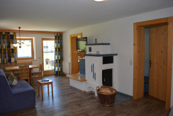 Aufenthaltsraum mit den zwei Eingänge -  Zimmer