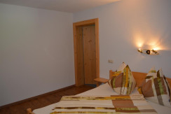 Doppelzimmer  2 mit Türe in das Badezimmer