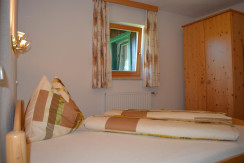 Doppelzimmer 2 mit Kasten