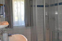 Badezimmer mit Dusche und Fußbodenheizung