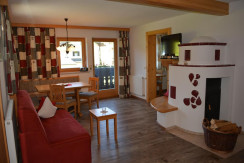 Aufenthaltsraum mit Kachelofen