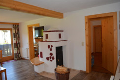 Aufenthaltsraum mit den Türen in die DZ