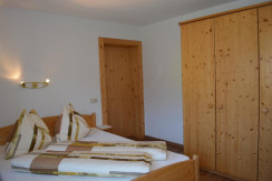 Doppelzimmer 1 mit Tür ins Badezimmer