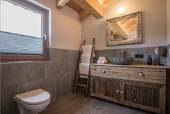 Größeres Badezimmer im oberen Stock