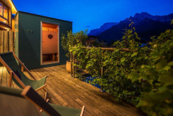 Sauna auf der Terrasse mit Blick auf die Berge