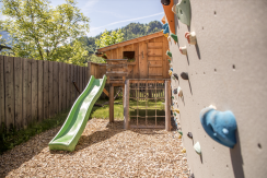Spielplatz und Boulderwand für Groß und Klein
