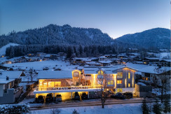 Außenansicht der Chalets im Winter