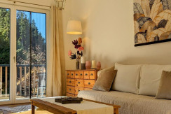 Top9-Wohnzimmer.mit.Blick.auf.den.Balkon