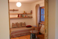 Wohnschlafraum/Bibliothek