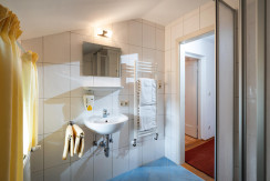 Badezimmer mit Dusche/WC