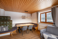 gemütlicher Kachelofen im Wohnzimmer