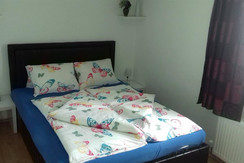 Schlafzimmer 2 (150x200cm Bett und 90x190cm Bett)