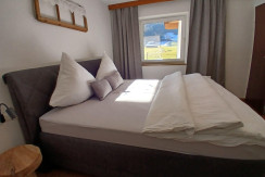 Schlafzimmer mit Blick in den Garten