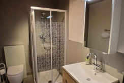 Badezimmer mit Dusche, WC