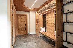 Eingangsbereich mit Garderobe, Schuhtrockner u. WC