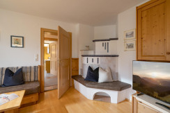 gemütliches Wohnzimmer mit Kachelofen