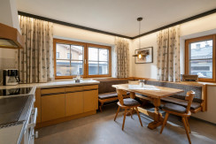 großzügige Küche mit Ecktisch