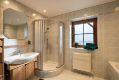 Badezimmer mit Badewanne und Dusche