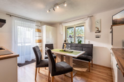 Gemütliche Küche mit Essbereich