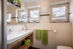 Badezimmer mit Doppelwaschbecken