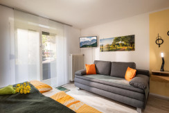 3- Bettzimmer mit Boxspringsofa mit Gartenblick