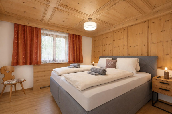 Helles Schlafzimmer mit Doppelbett