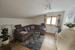 Gemütliches Wohnzimmer mit Grünpflanzen