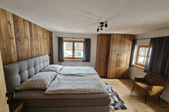 Schlafzimmer mit Doppelbett