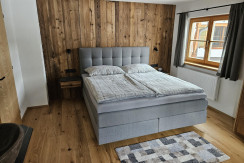 Altholzwand im Schlafzimmer