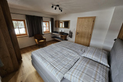 Schönes Schlafzimmer mit Sessel