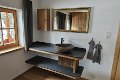 Waschtisch mit Waschbecken aus Stein